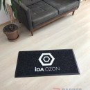 Siyah zeminli beyaz logolu paspas P4958