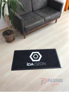 Siyah zeminli beyaz logolu paspas P4958