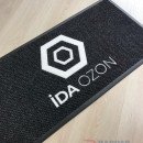 Siyah zeminli beyaz logolu paspas P4958