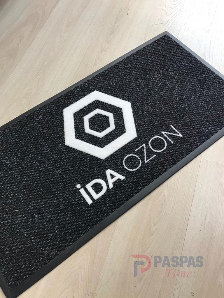 Siyah zeminli beyaz logolu paspas P4958