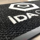 Siyah zeminli beyaz logolu paspas P4958