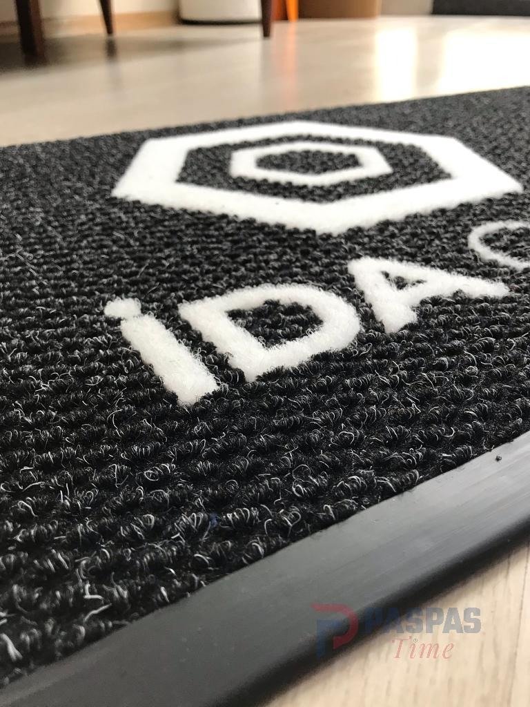 Siyah zeminli beyaz logolu paspas P4958