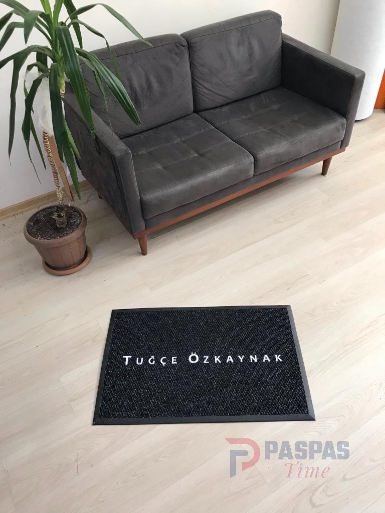 Siyah zeminli beyaz logolu paspas P4964