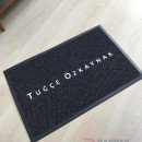 Siyah zeminli beyaz logolu paspas P4964