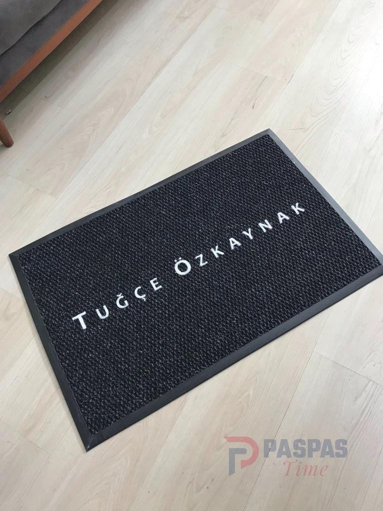 Siyah zeminli beyaz logolu paspas P4964