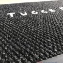 Siyah zeminli beyaz logolu paspas P4964