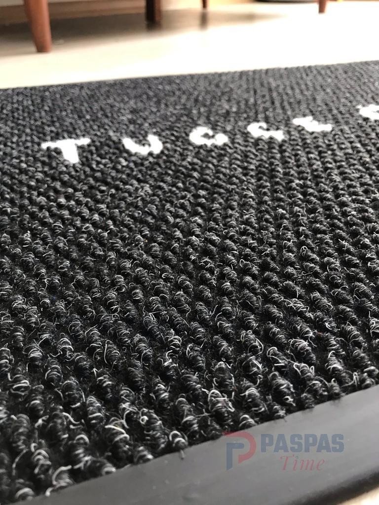 Siyah zeminli beyaz logolu paspas P4964