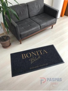 Siyah zeminli bej logolu paspas P4969