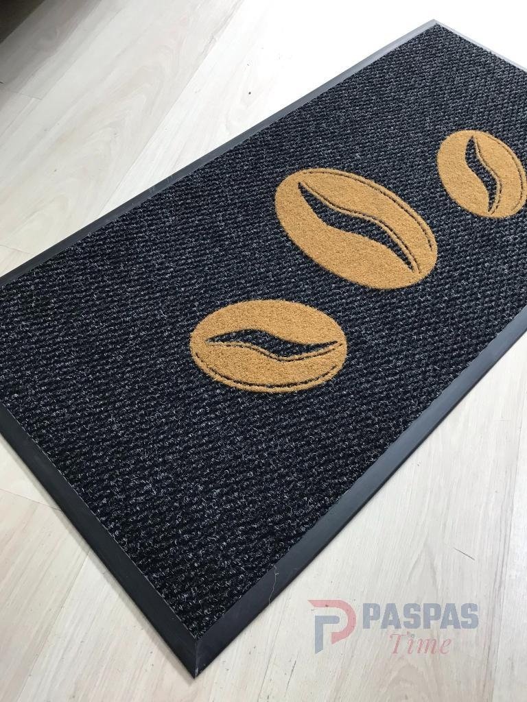 Siyah zeminli gold logolu paspas P4978