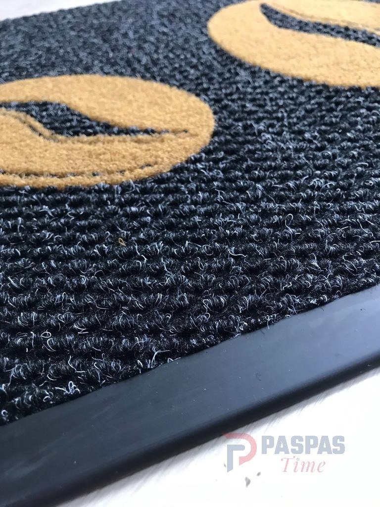 Siyah zeminli gold logolu paspas P4978