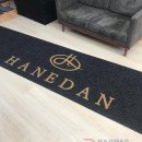 Siyah zeminli gold logolu paspas P4999