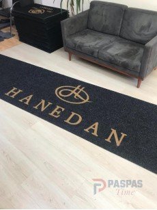 Siyah zeminli gold logolu paspas P4999