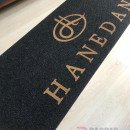 Siyah zeminli gold logolu paspas P4999