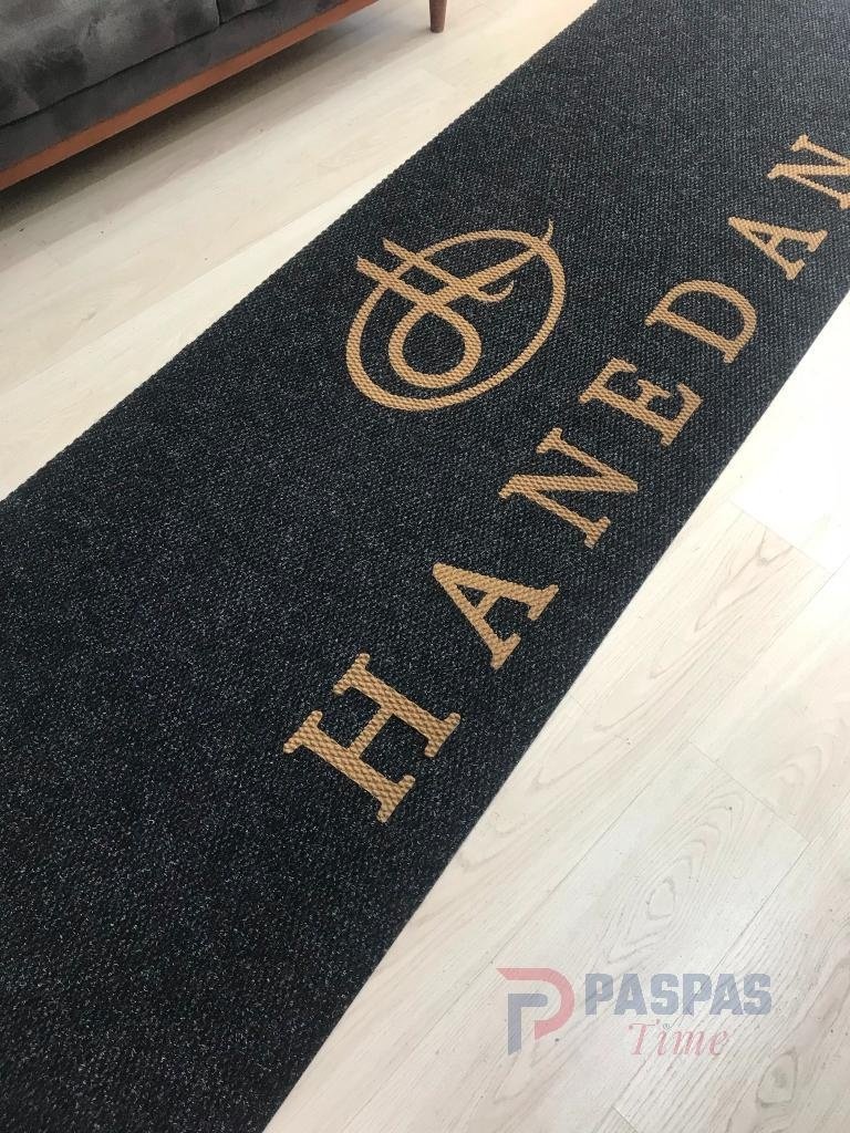 Siyah zeminli gold logolu paspas P4999