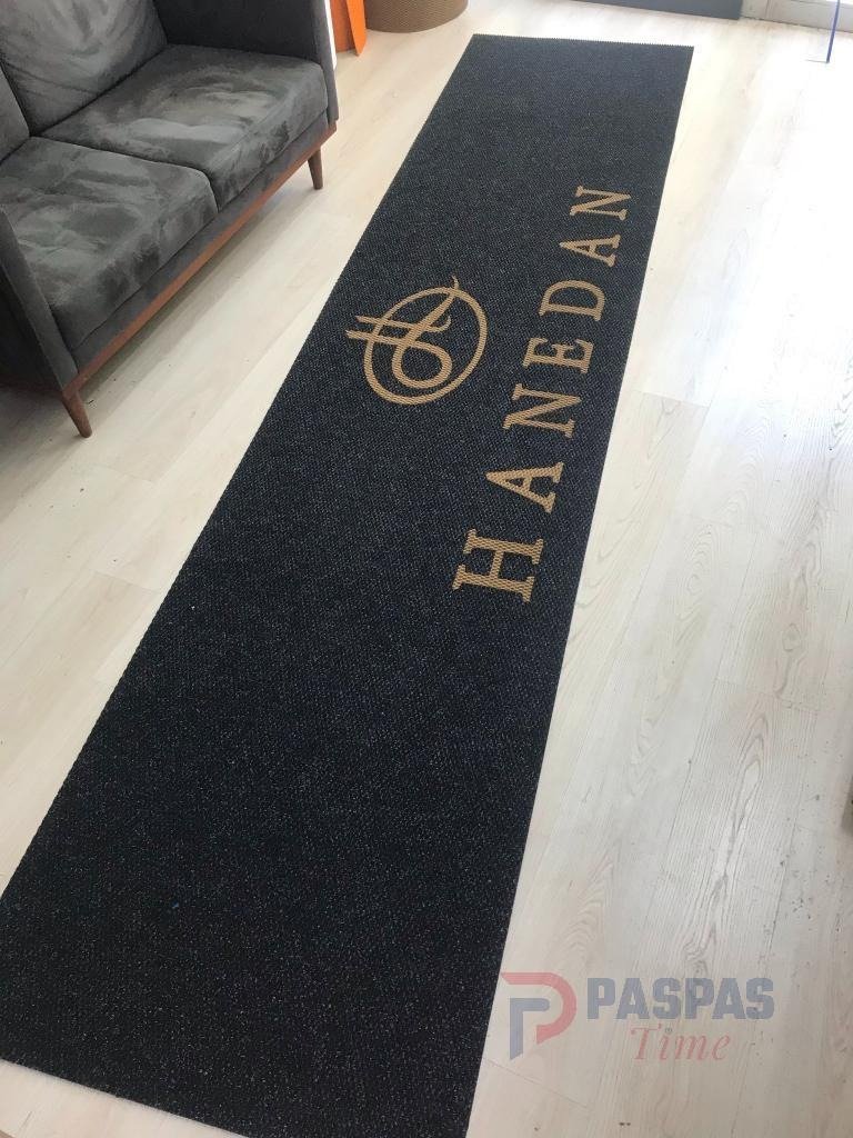 Siyah zeminli gold logolu paspas P4999