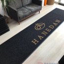 Siyah zeminli gold logolu paspas P4999