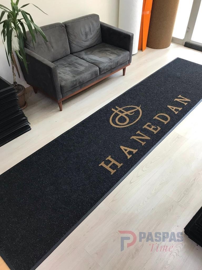 Siyah zeminli gold logolu paspas P4999