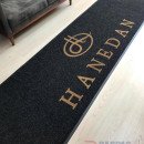 Siyah zeminli gold logolu paspas P4999