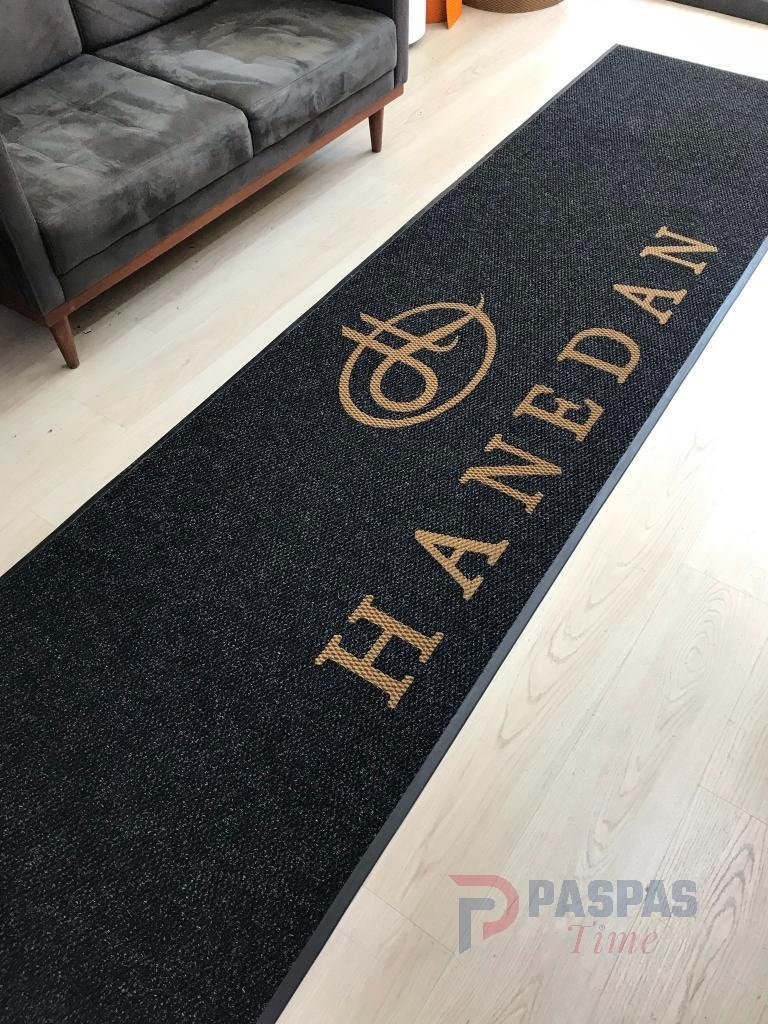 Siyah zeminli gold logolu paspas P4999