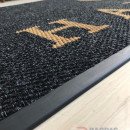 Siyah zeminli gold logolu paspas P4999