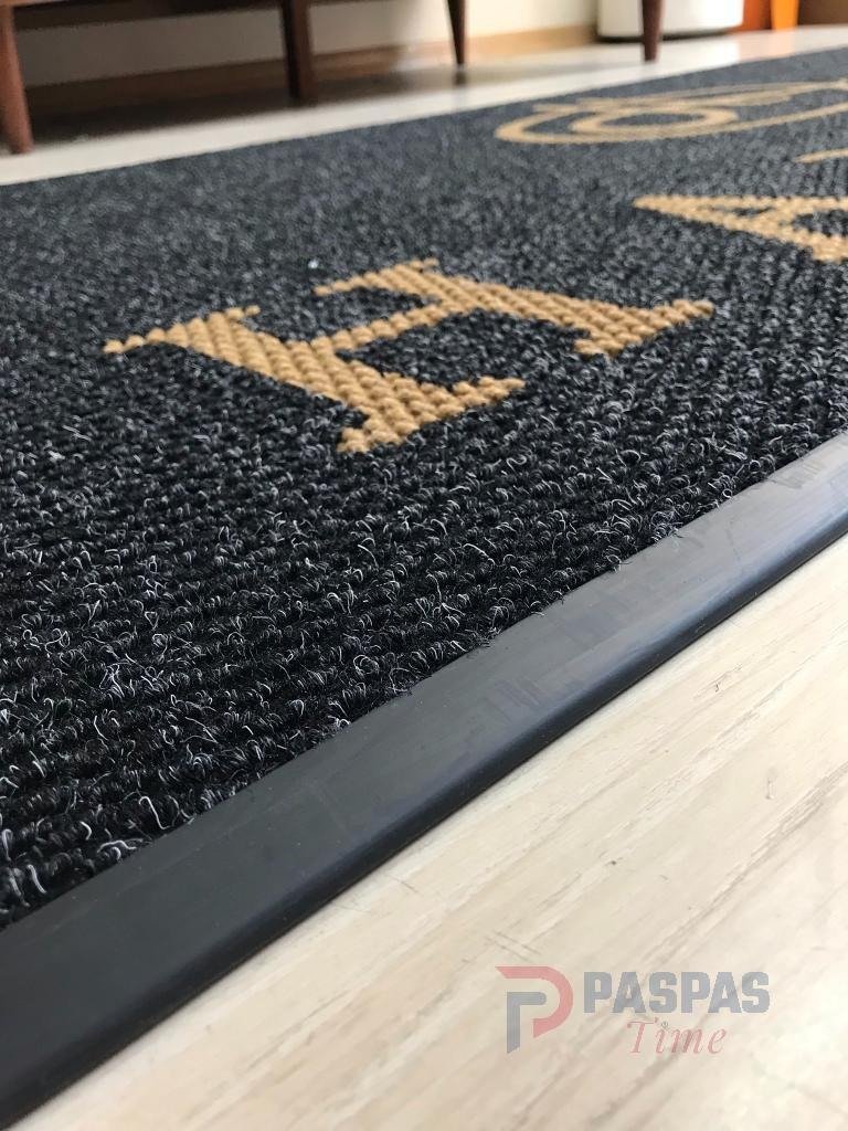 Siyah zeminli gold logolu paspas P4999