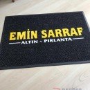 Siyah zeminli sarı logolu paspas P5012