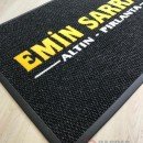 Siyah zeminli sarı logolu paspas P5012