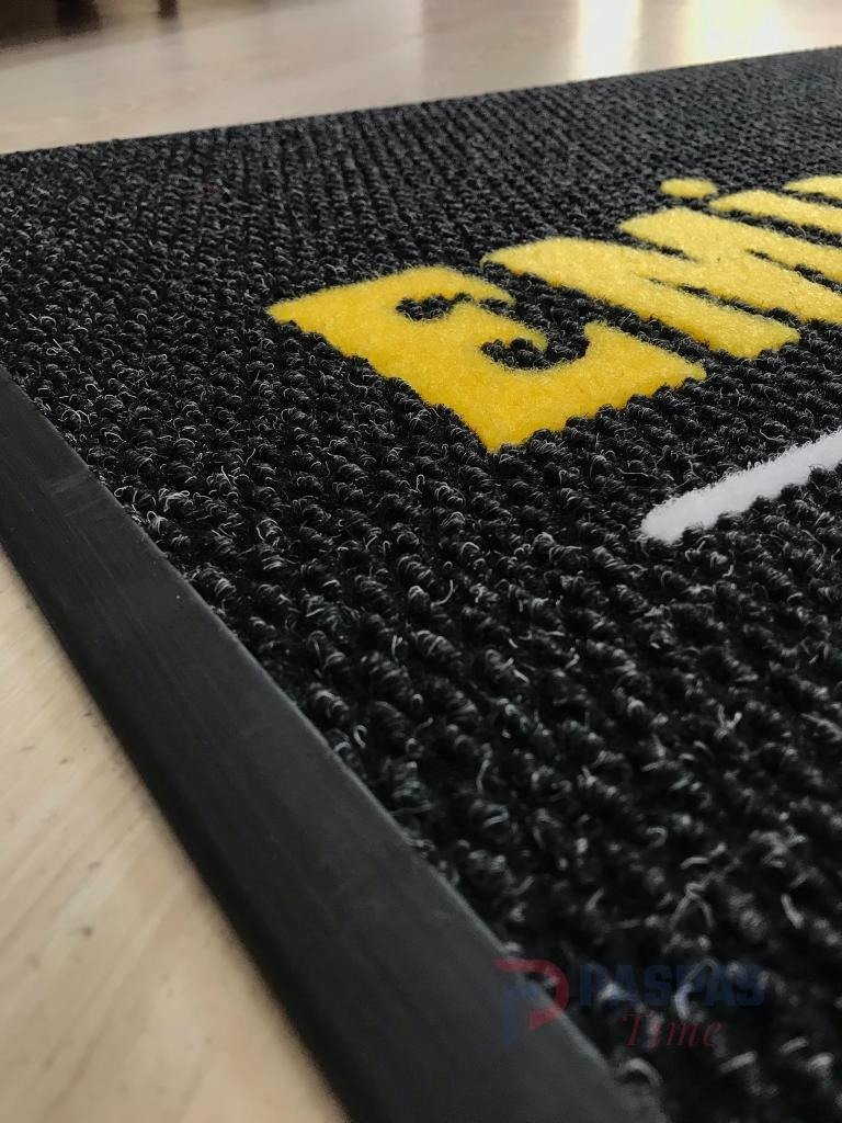 Siyah zeminli sarı logolu paspas P5012