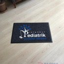 Siyah zeminli mavi beyaz logolu paspas P5016