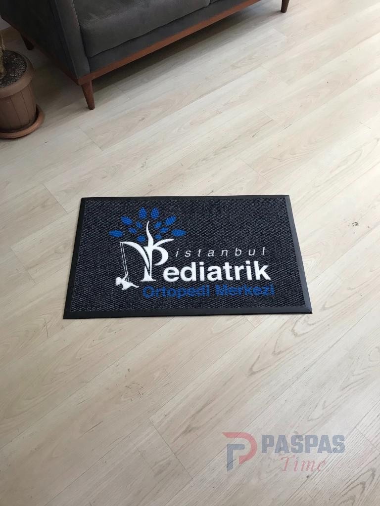 Siyah zeminli mavi beyaz logolu paspas P5016