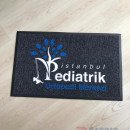 Siyah zeminli mavi beyaz logolu paspas P5016