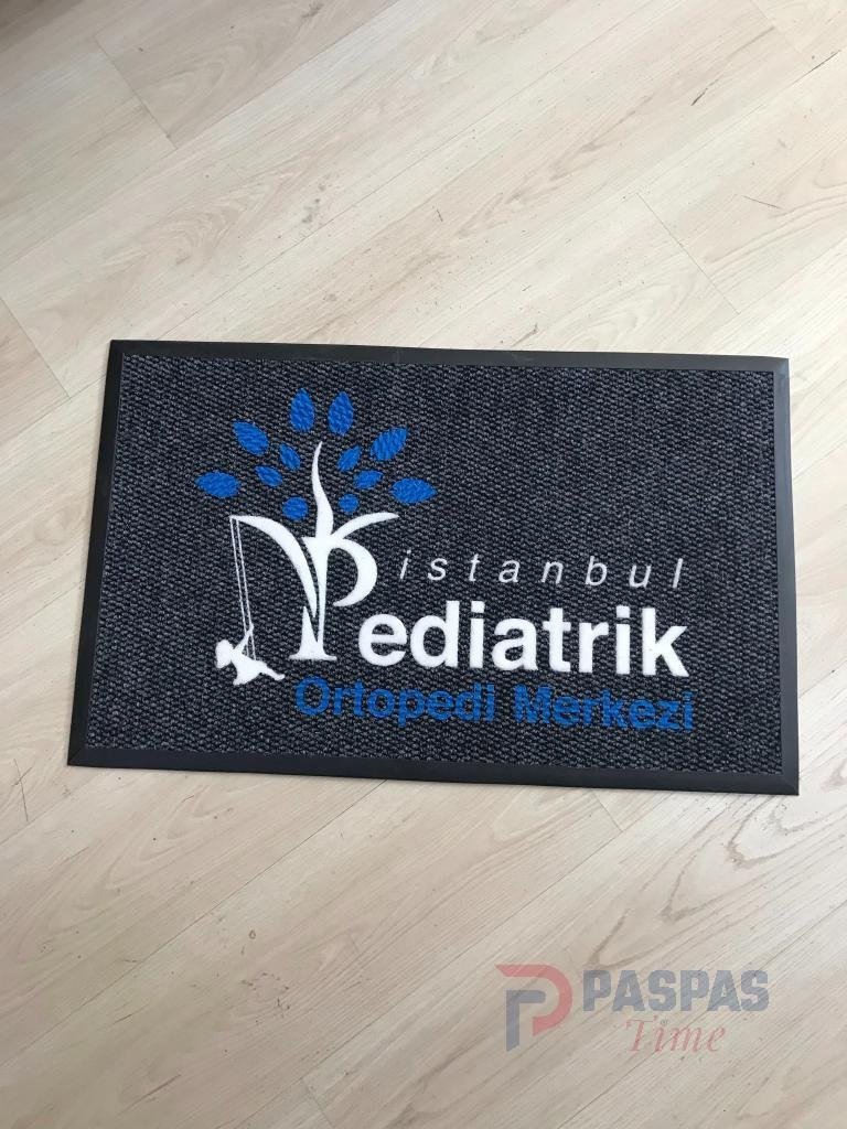 Siyah zeminli mavi beyaz logolu paspas P5016