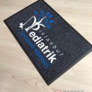 Siyah zeminli mavi beyaz logolu paspas P5016