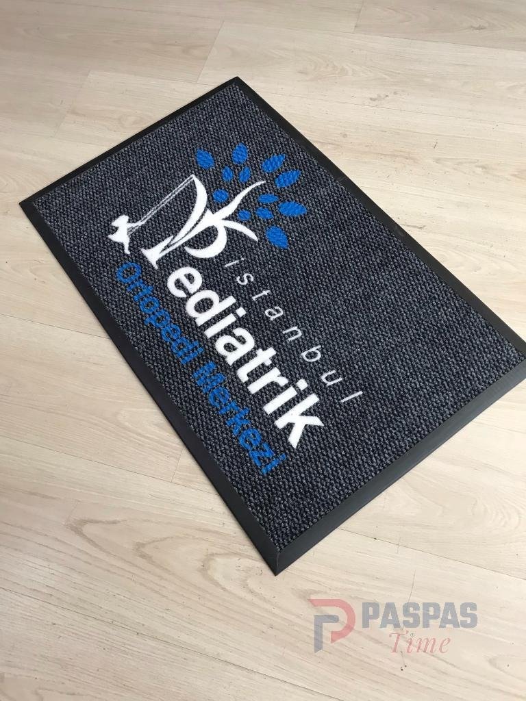 Siyah zeminli mavi beyaz logolu paspas P5016