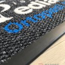 Siyah zeminli mavi beyaz logolu paspas P5016