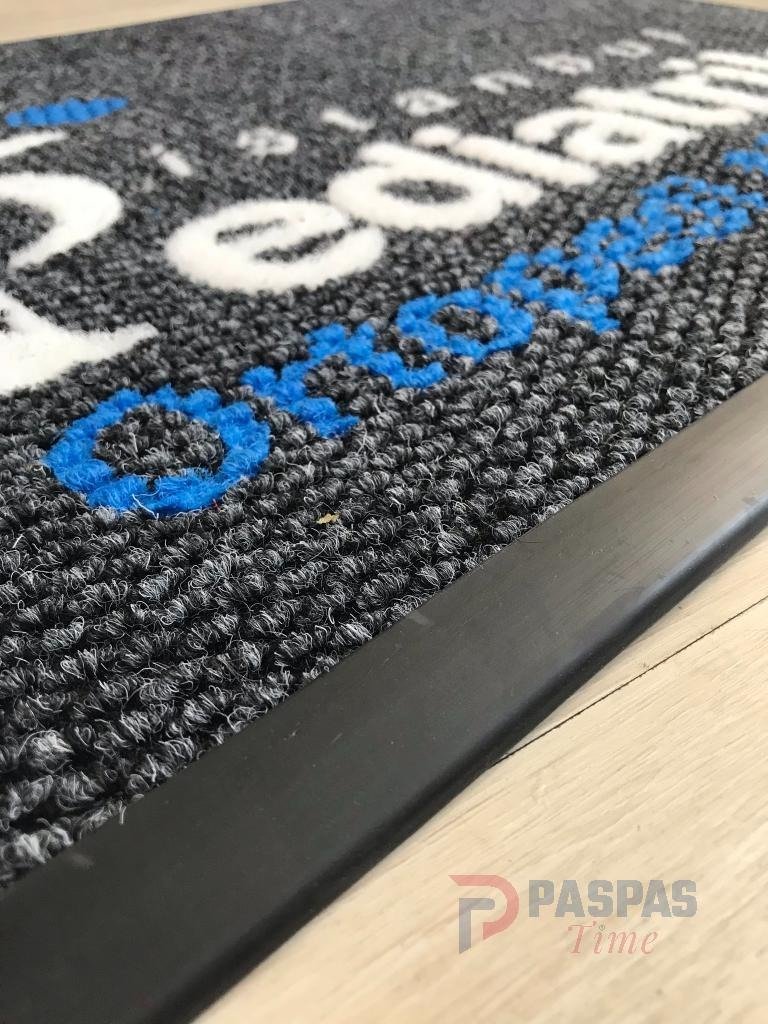 Siyah zeminli mavi beyaz logolu paspas P5016