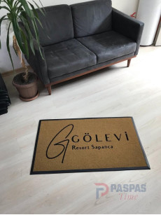 Gold zeminli siyah logolu paspas P5063