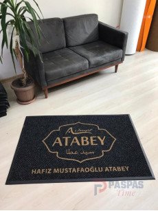 Siyah zeminli gold logolu paspas P5067