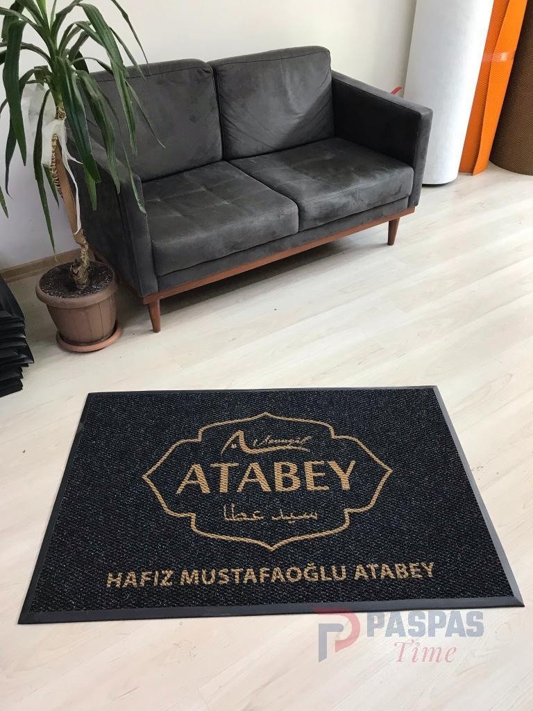 Siyah zeminli gold logolu paspas P5067