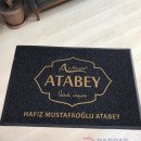 Siyah zeminli gold logolu paspas P5067