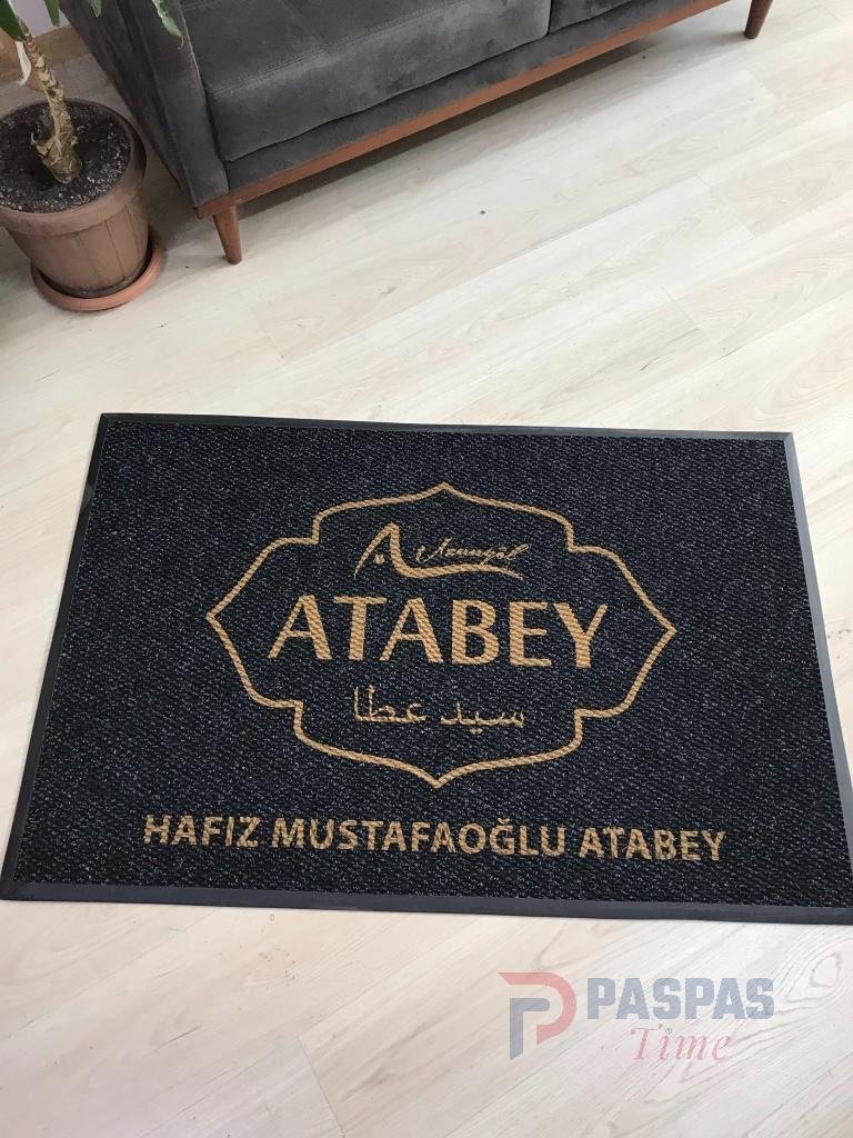 Siyah zeminli gold logolu paspas P5067