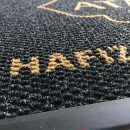 Siyah zeminli gold logolu paspas P5067