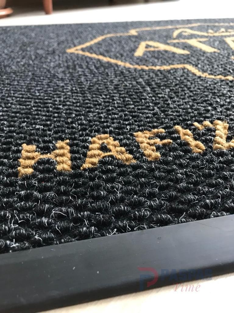 Siyah zeminli gold logolu paspas P5067