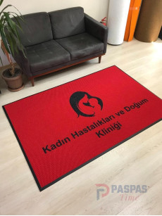 Kırmızı zeminli siyah logolu paspas P5067