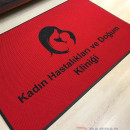 Kırmızı zeminli siyah logolu paspas P5067 Kırmızı zeminli siyah logolu paspas P5067