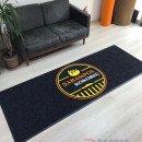 siyah zeminli sarı turuncu logolu paspas P5086