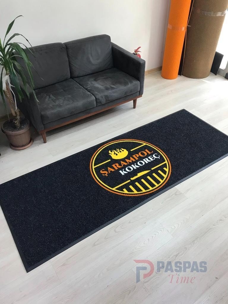 siyah zeminli sarı turuncu logolu paspas P5086