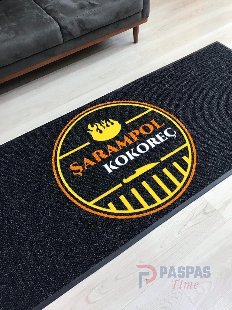 siyah zeminli sarı turuncu logolu paspas P5086