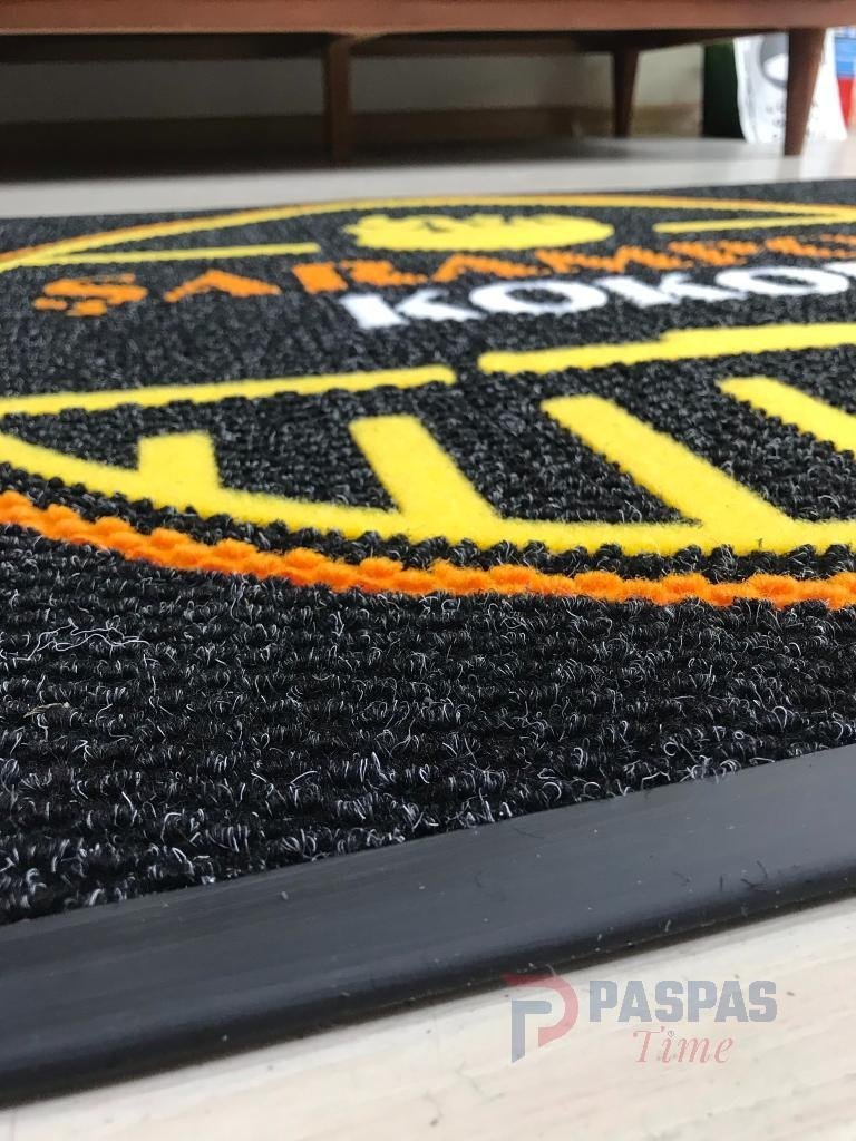 siyah zeminli sarı turuncu logolu paspas P5086