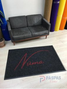 Siyah zeminli bordo logolu paspas P6319